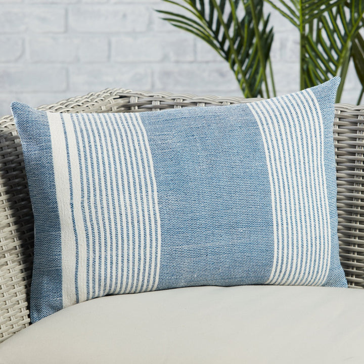 Jaipur Living Carinda Indoor/ Outdoor Striped Blue/ Ivory Pillow Cover (13"X21" Lumbar)