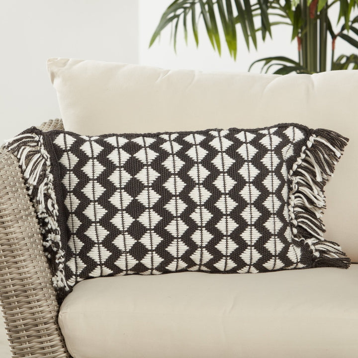 Jaipur Living Perdita Indoor/ Outdoor Geometric Black/ Ivory Pillow Cover (13"X21" Lumbar)