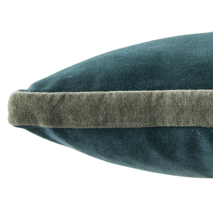 Jaipur Living Bryn Solid Teal/ Gray Poly Fill Pillow (18" Square)