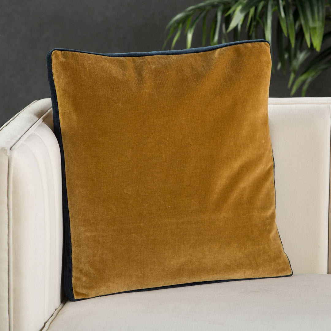 Jaipur Living Bryn Solid Gold/ Navy Down Pillow (18" Square)