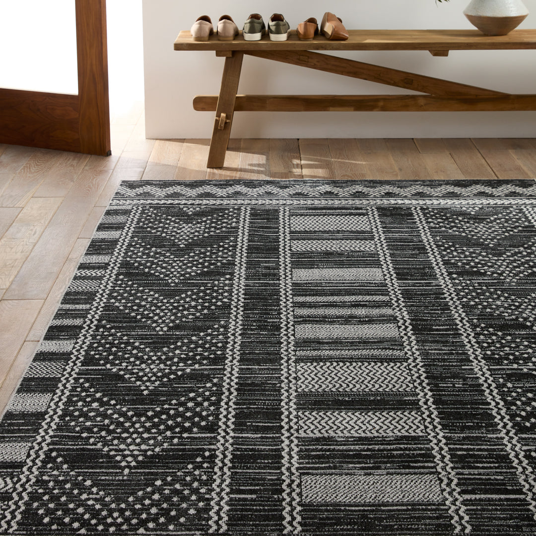 Vibe by Jaipur Living Mateo Tribal Black/ Light Gray Area Rug (5'3"X7')