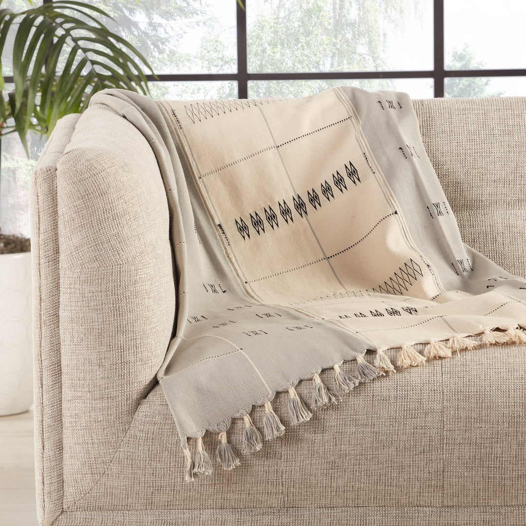 Jaipur Living Sekrenyi Hand-Loomed Tribal Cream/ Gray Throw