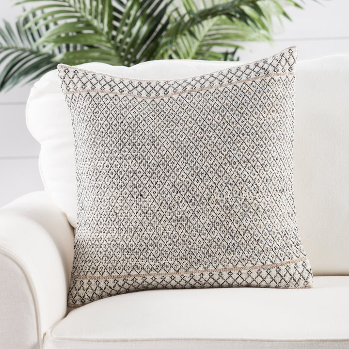 Jaipur Living Mariscopa Trellis Ivory/ Dark Gray Pillow Cover (18" Square)