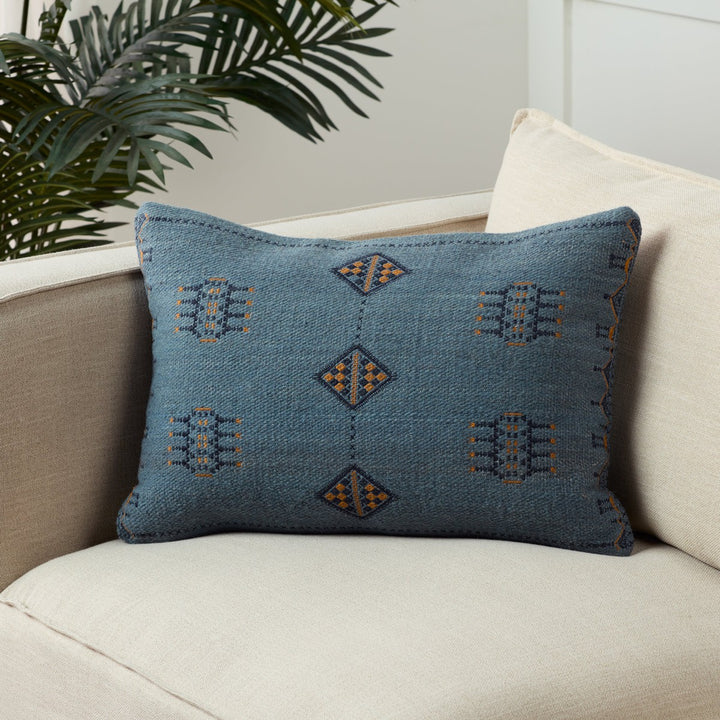 Jaipur Living Tanant Tribal Dark Blue/ Gold Pillow Cover (16"X24" Lumbar)