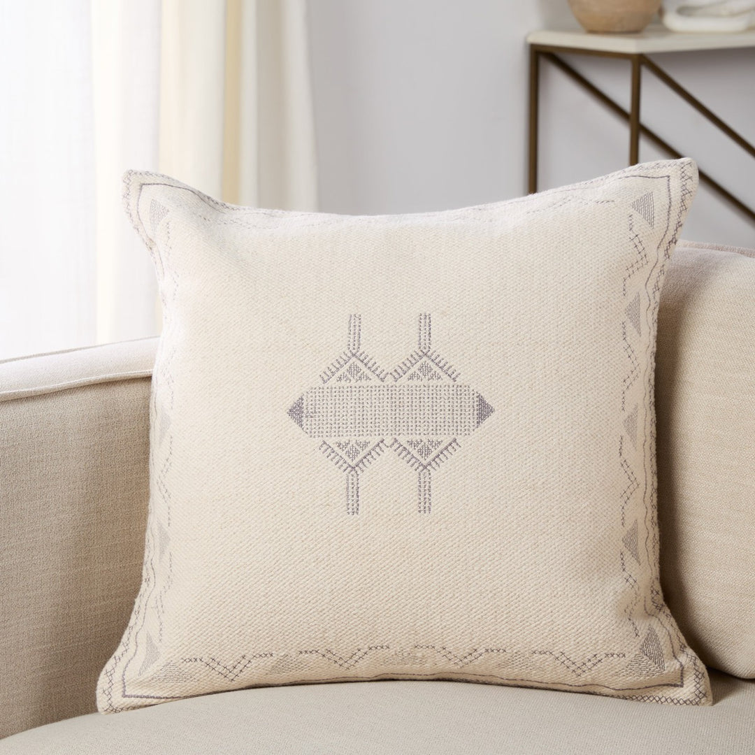 Jaipur Living Ianira Medallion Cream/ Silver Poly Fill Pillow (22" Square)