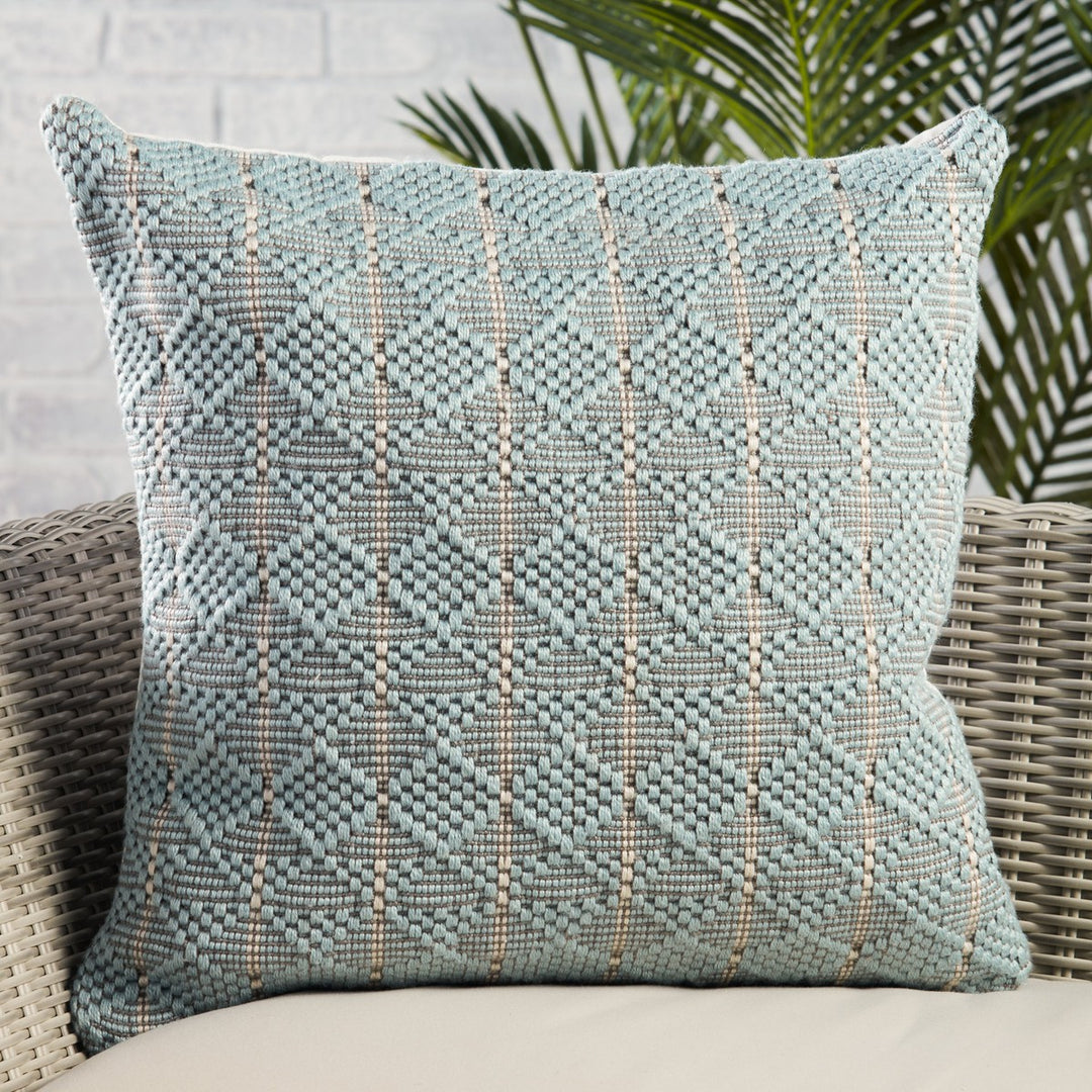 Vibe by Jaipur Living Lindy Indoor/ Outdoor Geometric Light Blue/ Gray Pillow Cover (22" Square)