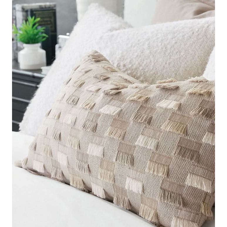 Plénitude Fil Coupe Decorative Pillow