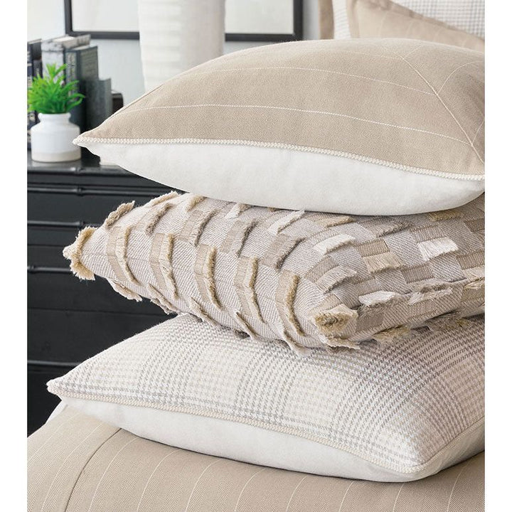 Plénitude Fil Coupe Decorative Pillow