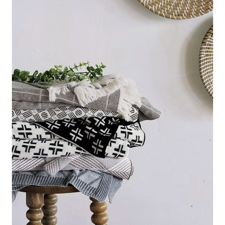 Sandy Windowpane Throw in Gray