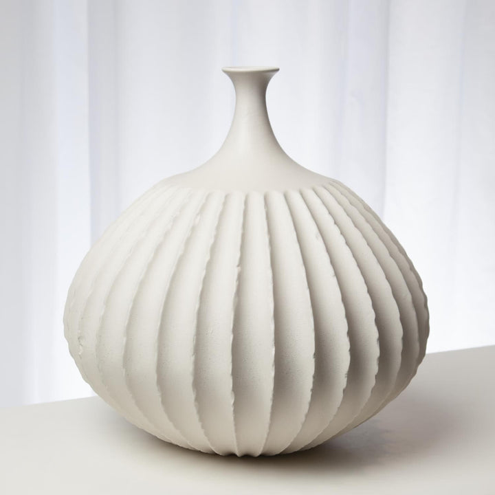 Sawtooth Vase-Rustic White-Sm-Global Views-GVSA-7.10302-Vases-2-France and Son